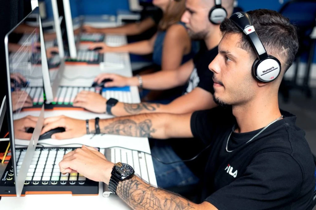 Direcionado a todos os artistas que queiram aprender a lançar eficazmente a sua marca musical nas redes sociais e no mundo.